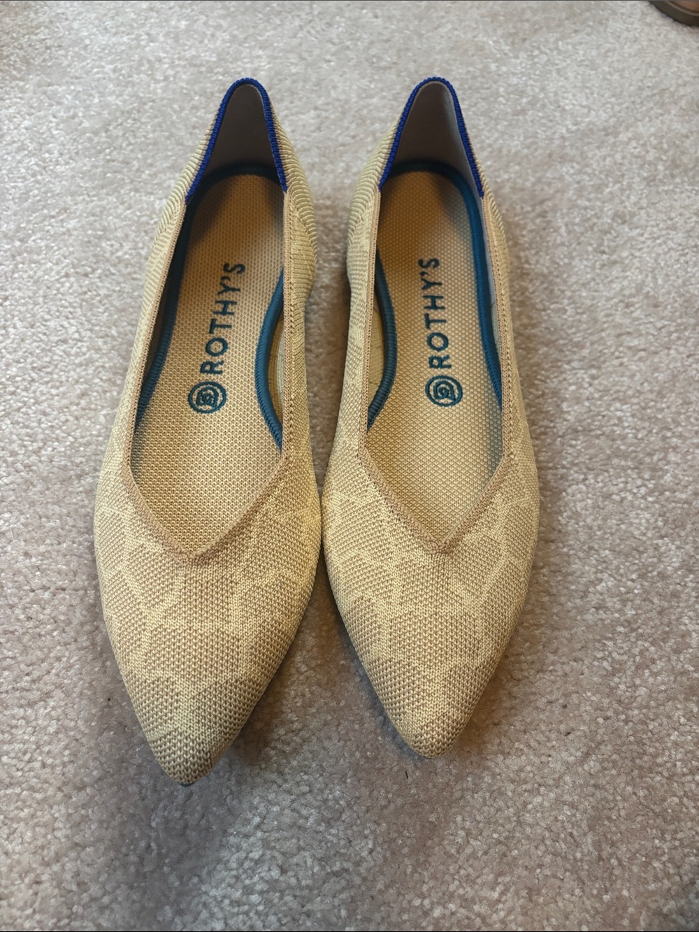 Brand new, never worn! Rothy's Giraffe Print Pointed Toe Flats